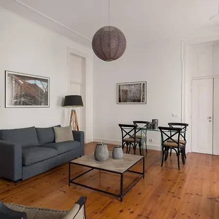 アパート Chic 1-bedroom In Cais Do Sodre - Modern And リスボン