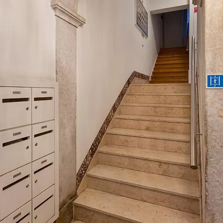 アパート Chic 1-bedroom In Cais Do Sodre - Modern And リスボン