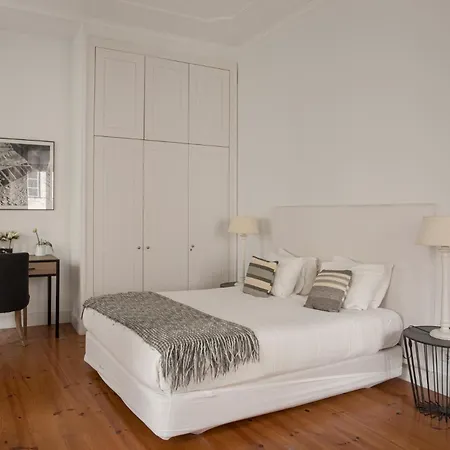 アパート Chic 1-bedroom In Cais Do Sodre - Modern And リスボン