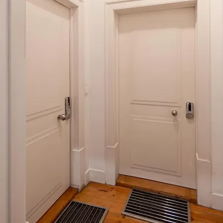 Chic 1-bedroom In Cais Do Sodre - Modern And Lisbon